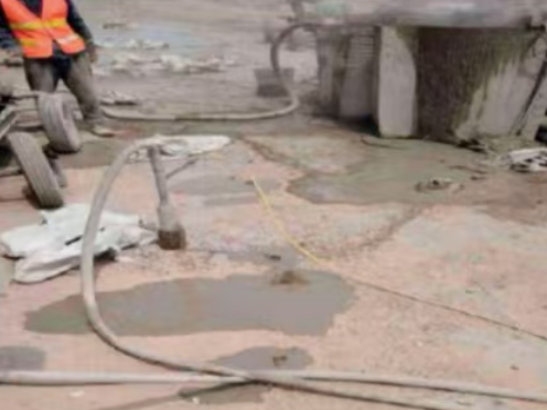 蕲春水泥混凝土路面板底注浆技术 路面脱空注浆整治方案